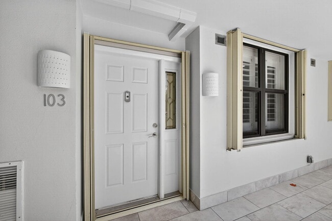 Building Photo - 840 Ocean Dr