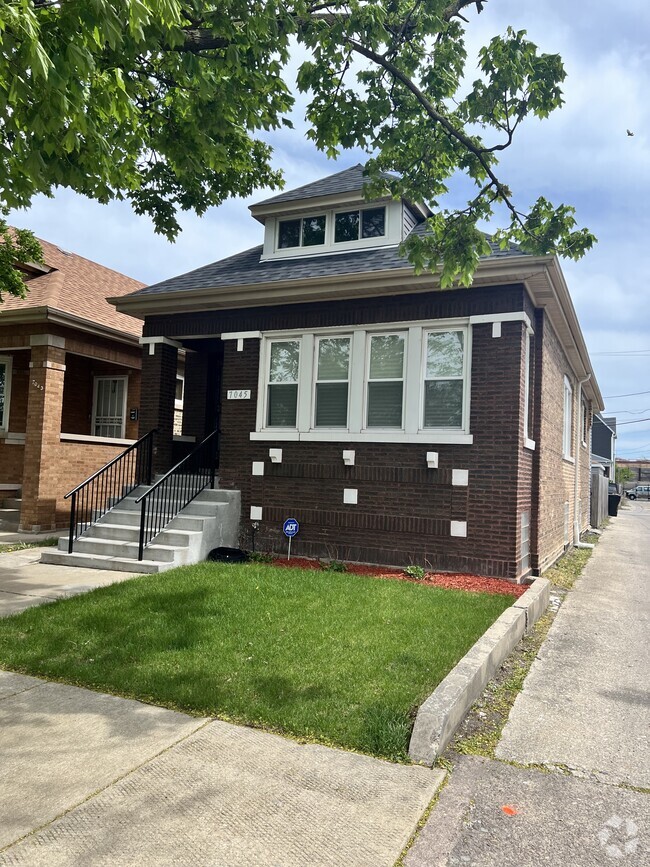 7045 S Oakley Ave