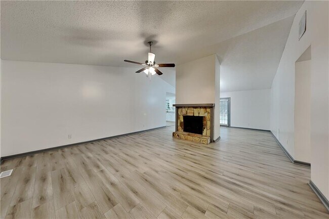 Foto del edificio - 5406 Jamestowne Dr