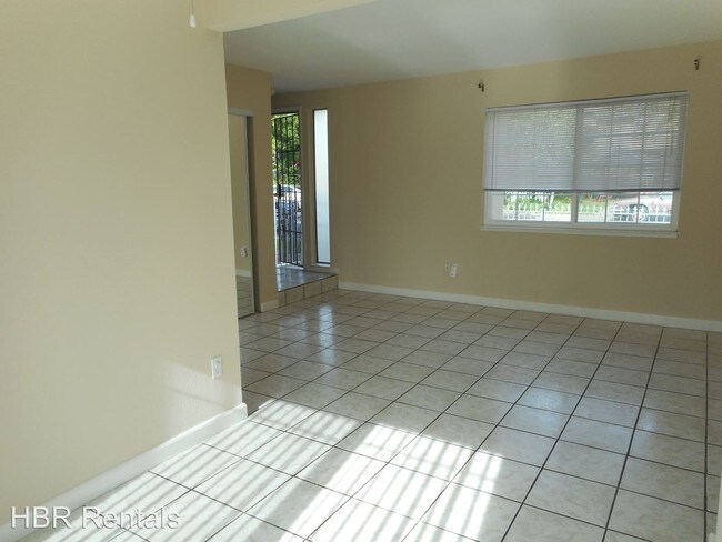 Building Photo - 990 Palm Cir