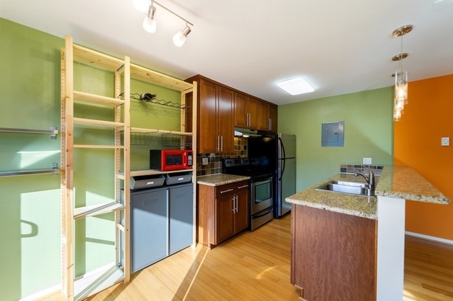 Foto del edificio - Columbia City Two Bedroom Condo - 2 bedrooms