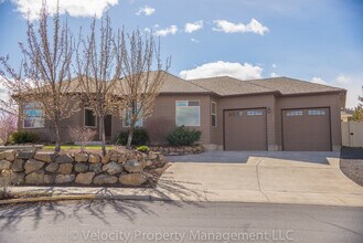 Building Photo - 1075 NE Watt Way