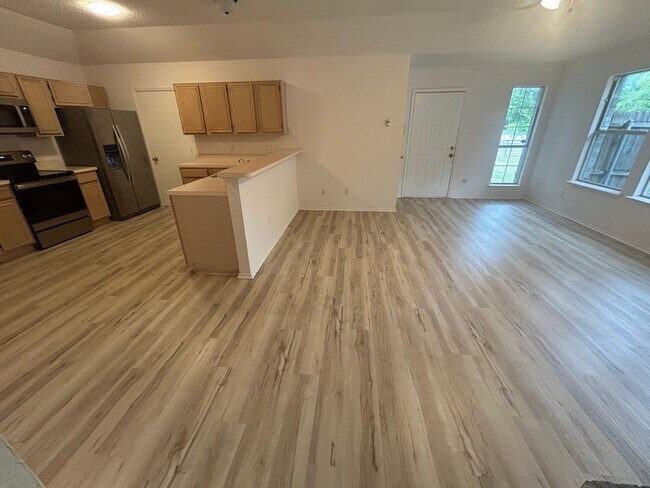 Building Photo - Ready to Move in... Do not miss this house...
