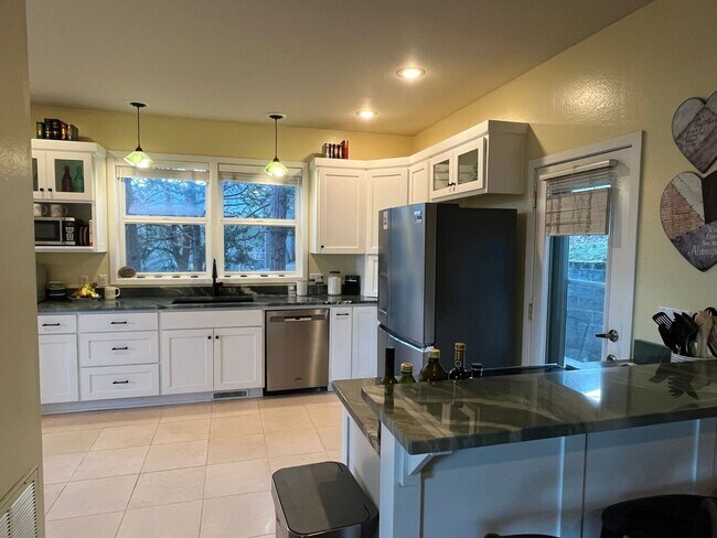 Building Photo - Charming 3BR House in Ashland