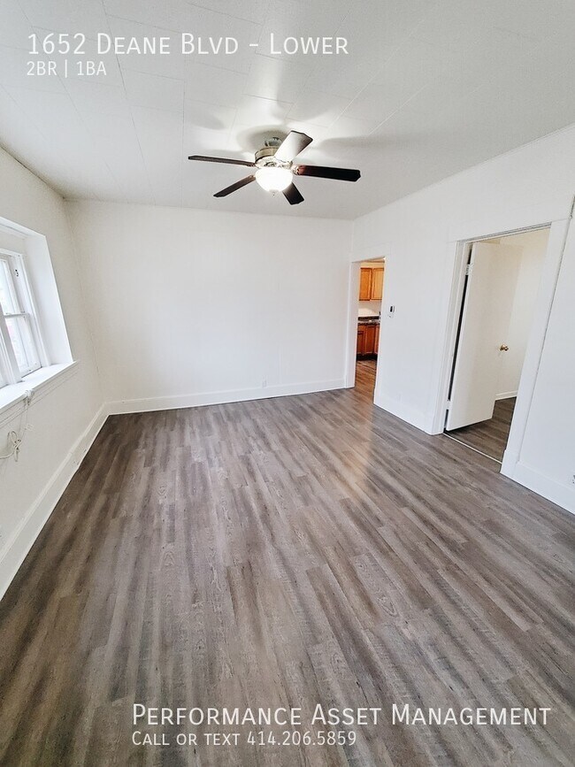 Foto del edificio - Beautiful 2 bedroom Racine lower unit