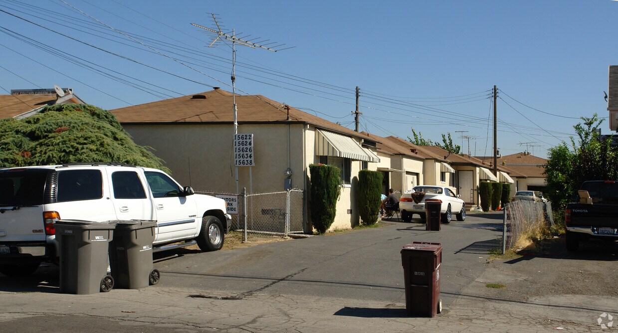 Primary Photo - 15622-15638 Tracy St