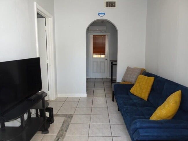 Building Photo - 613 El Vedado