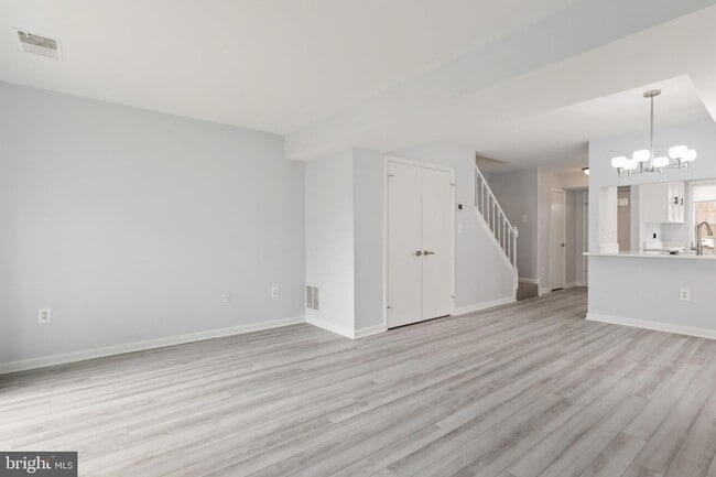 Building Photo - 2403 S Walter Reed Dr