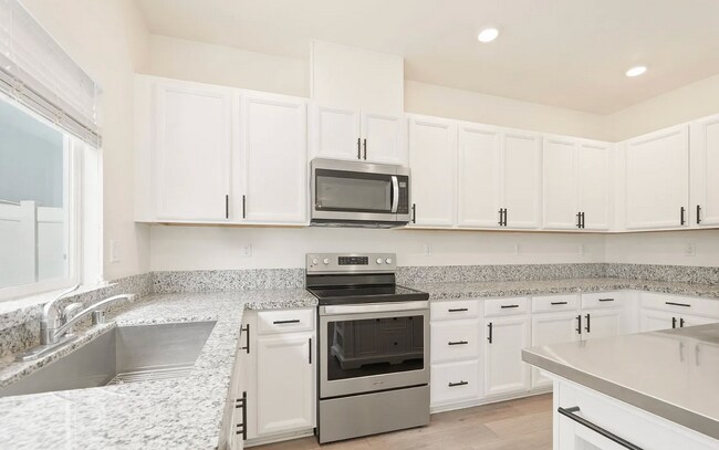 Building Photo - Beautiful 3/2.5 (Solar) Natomas Gem!  Please read entire ad for viewings!