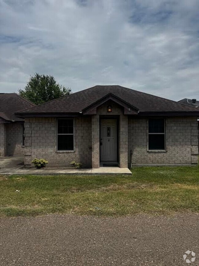 Building Photo - 800 E Daffodil Ave