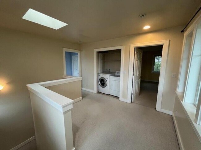 Building Photo - 4 bedroom in Seattle WA 98103