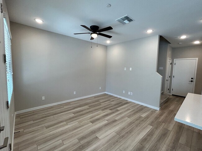 Foto del edificio - Modern 3-Bedroom Townhome in Gated Layton Lakes – Updated & Move-In Ready!