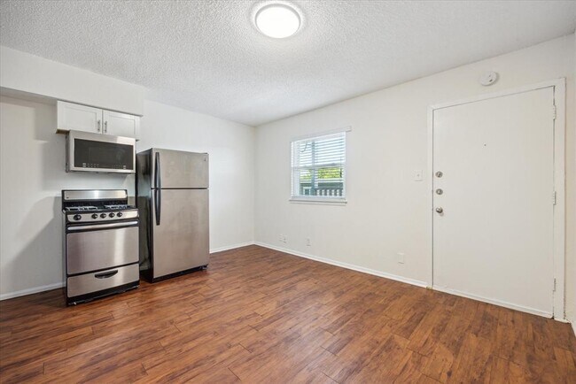 Foto del edificio - 2401 Manor Rd