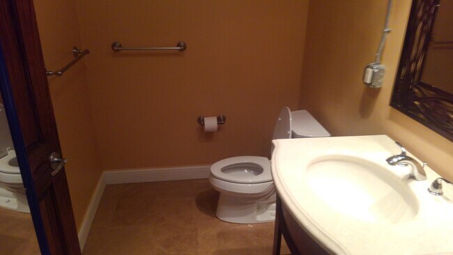 Baño - 547 E Grand River Ave