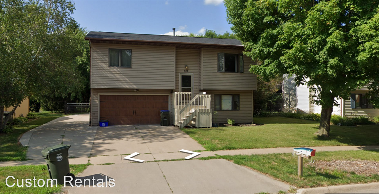 908 Sandusky Dr, Iowa City, IA 52240