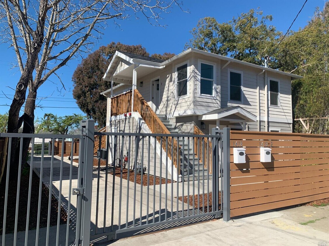 Primary Photo - 1418 Northside Ave