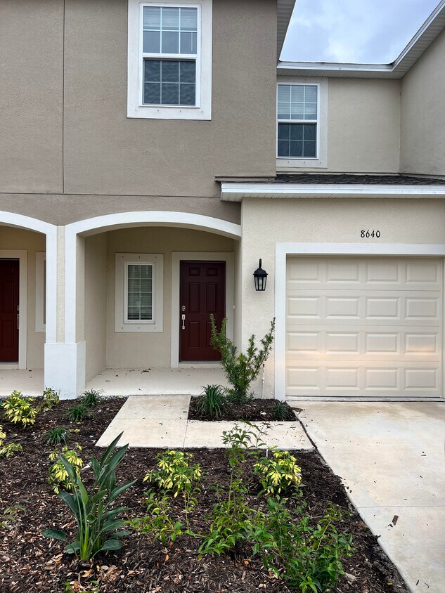 Foto principal - 8640 Lunar Skye St