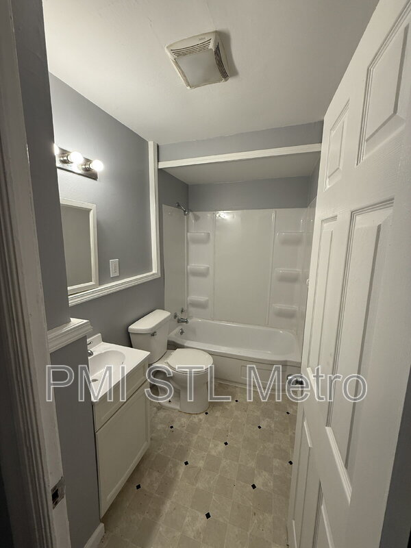 Building Photo - 10156 Cloverdale Dr