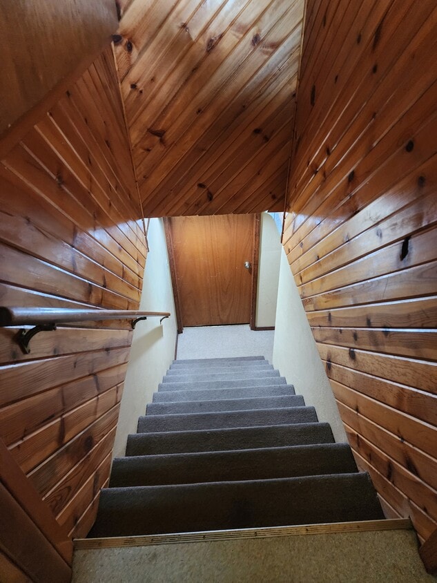 Stairway to Front Door - 270 Roosevelt Ln