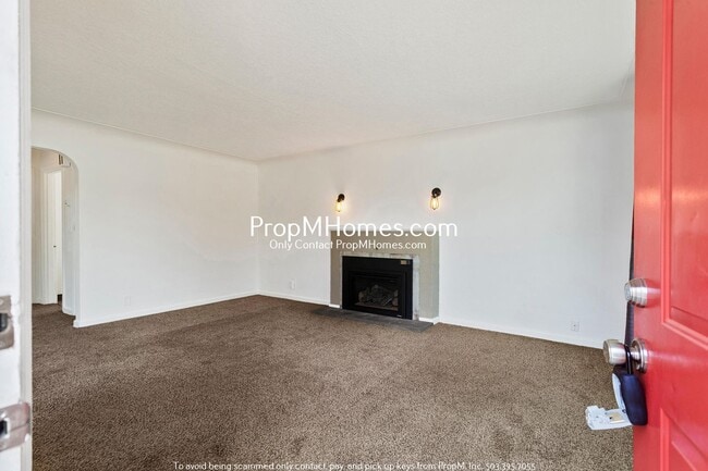 Building Photo - Three Bedroom Cottage in NE Salem - Deposi...