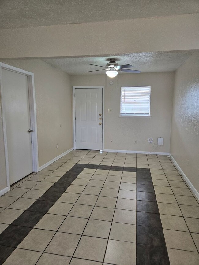 Building Photo - 612 Sunset Ln