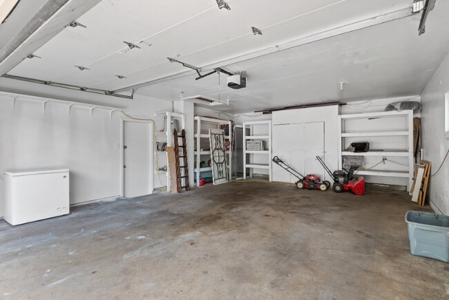 Building Photo - 968 Gershwin Ave N