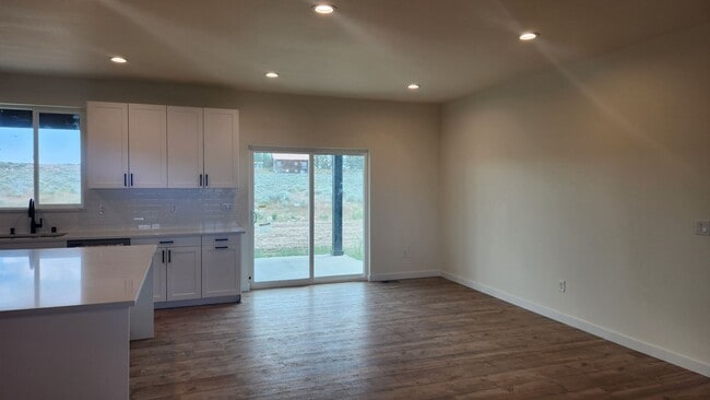 Foto del edificio - 4 bed 2 bath New Build in McConihe area cl...