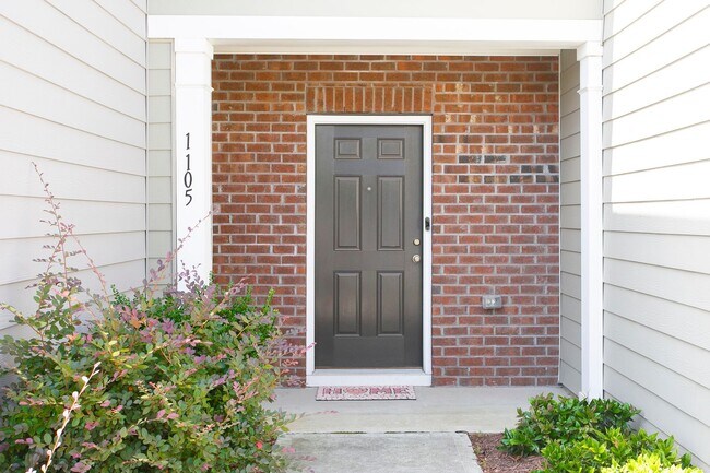 Building Photo - Available now! Luxurious 3 bedroom townhou...