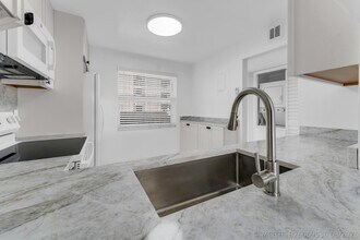 Building Photo - 931 Gardenia Dr