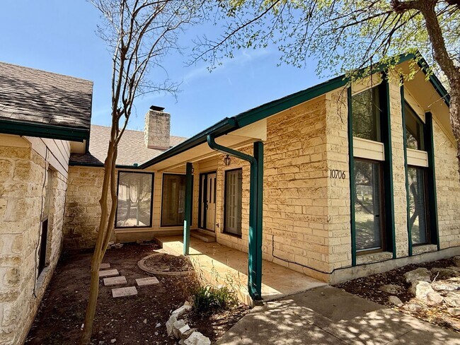 Building Photo - NEAR GOLF COURSE - WELL ESTABLISHED SPICEW...