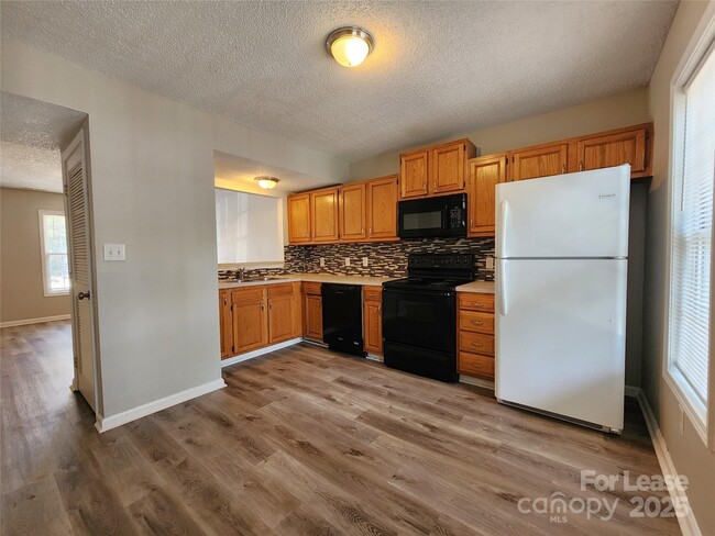 Building Photo - 268 Southcircle Dr NW