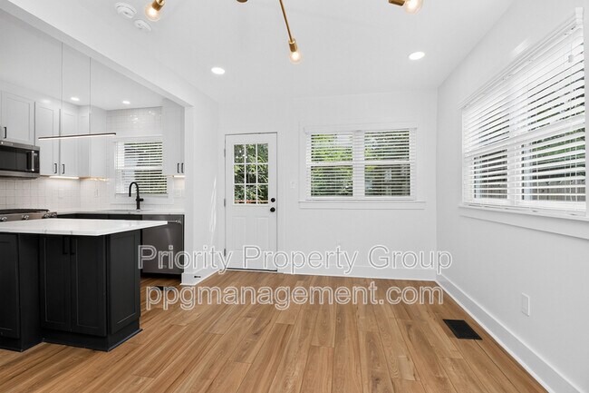 Building Photo - 1033 Drummond Ave