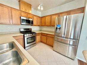 Building Photo - 6868 Sky Pointe Dr