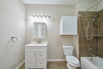 Building Photo - 12635 Lakeshore Dr