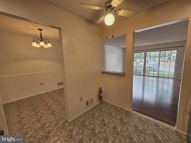 Building Photo - 98 Versailles Ct