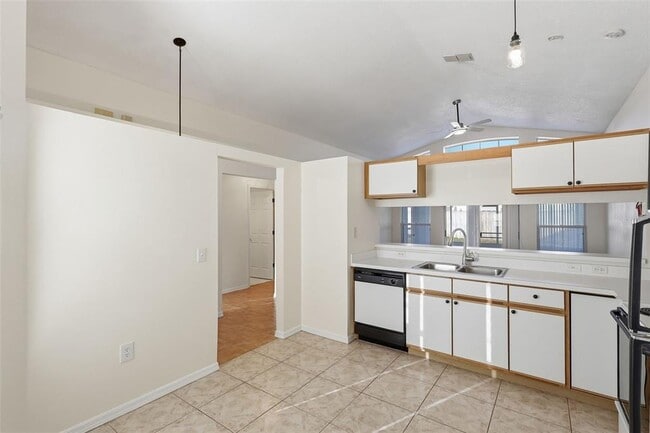 Building Photo - 844 Delfino Pl