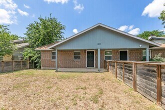 Building Photo - 2011 E Stassney Ln