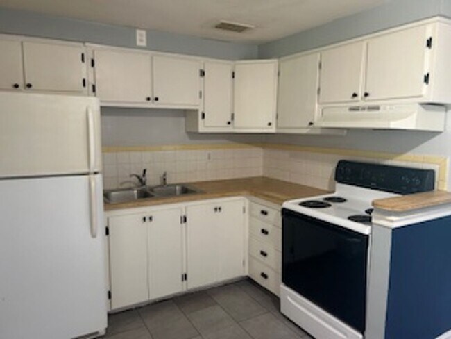 Foto del edificio - 3/1 available now! Close to everything!