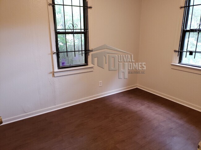 Foto del edificio - 1556 W 32nd St