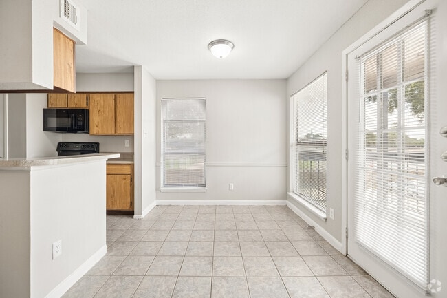 2BR, 2BA - 1,011SF - Dining Room - Sunrise at Atascocita