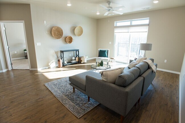 Foto del edificio - 2 Bedroom 2 Bath apartment, 1st floor but with elevated deck, unit 106, available 6/1/2026