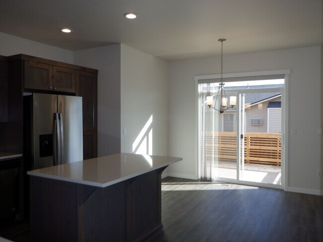 Foto del edificio - 3-bed Townhome with Water, Sewer & Garbage...