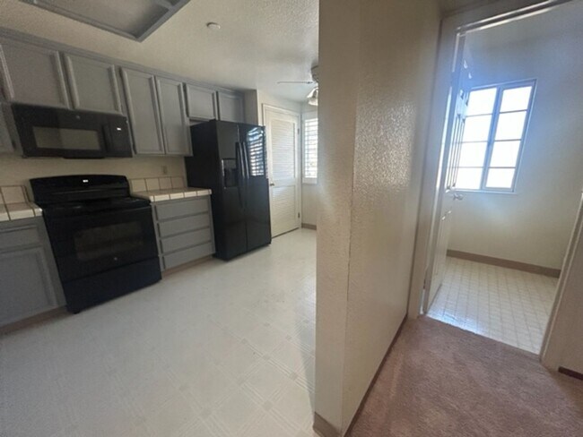 Foto del edificio - 2 bed, 2 & 1/2 bath townhome with garage i...