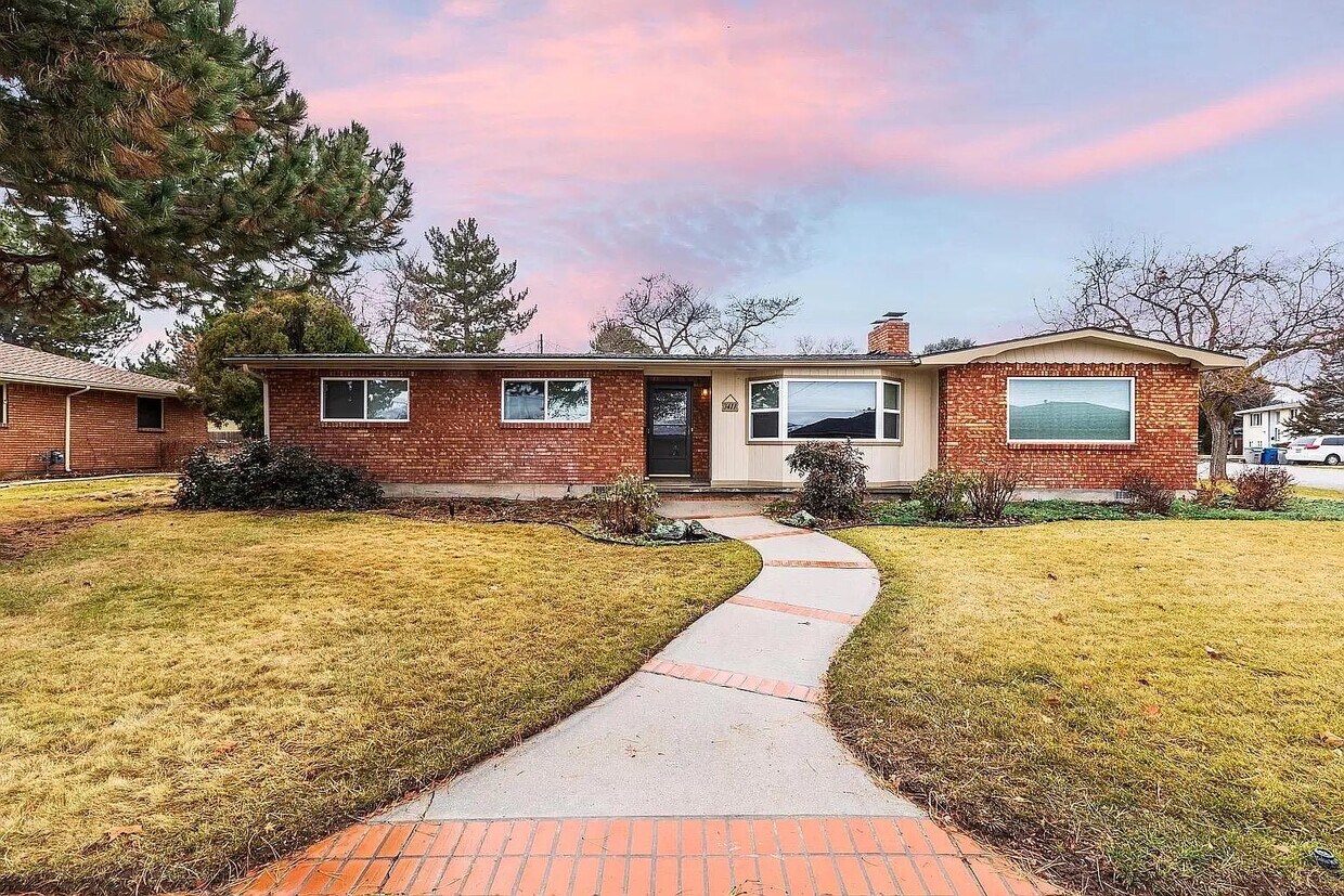 Foto principal - 3411 W Hillcrest Dr