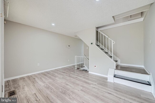 Building Photo - Modern 2-Bedroom Gem with Deck