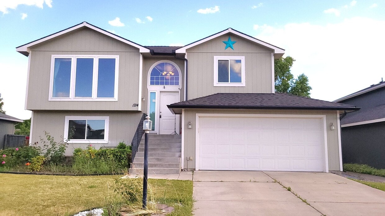 Foto principal - Gorgeous Split Level with Fenced Backyard