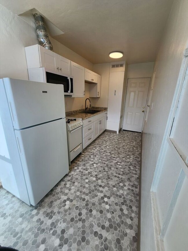 Building Photo - Renovated 1BR/1BA in Vintage Building Loca...