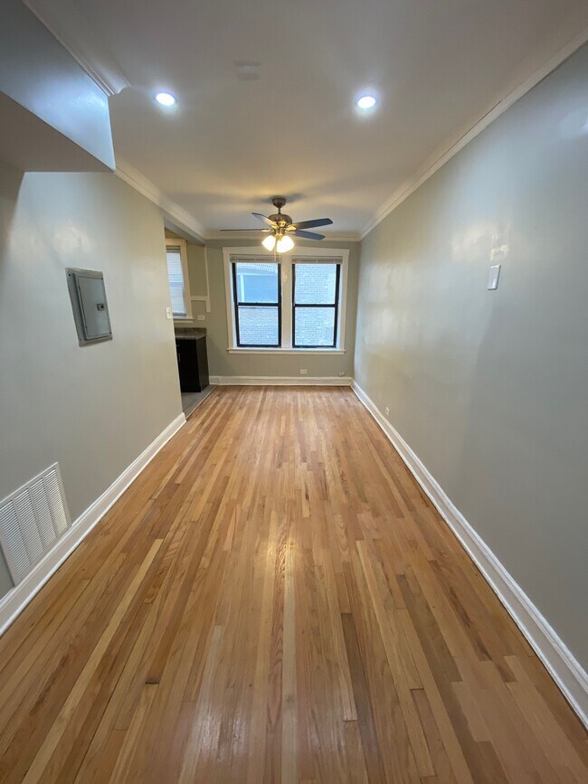 Building Photo - 7014 N Paulina St