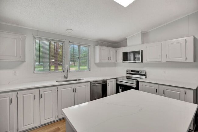Building Photo - Completely renovated home in Summerville. ...