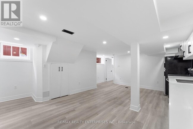 Building Photo - 3 Dallyn Cres